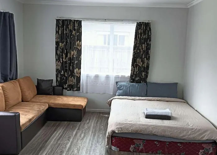 3 Double And 2 Single Sofa Beds Apartment *